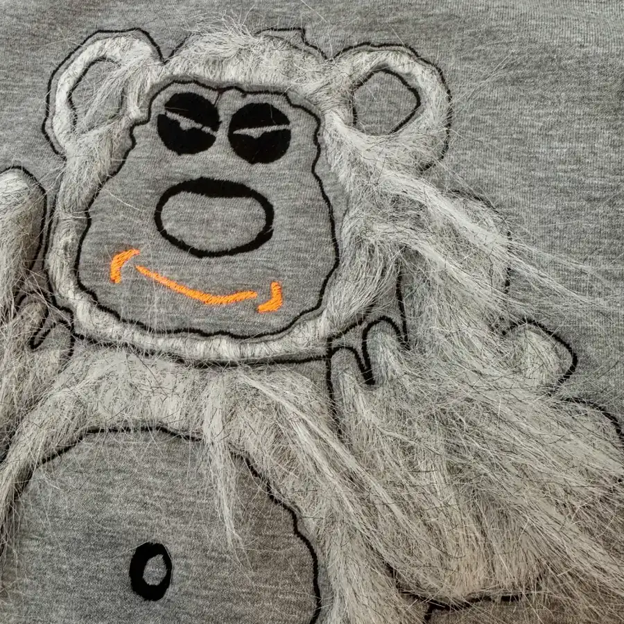 Ours — Gris, broderie texture fourrure taillée à la main sur jersey gris, Migula Studio