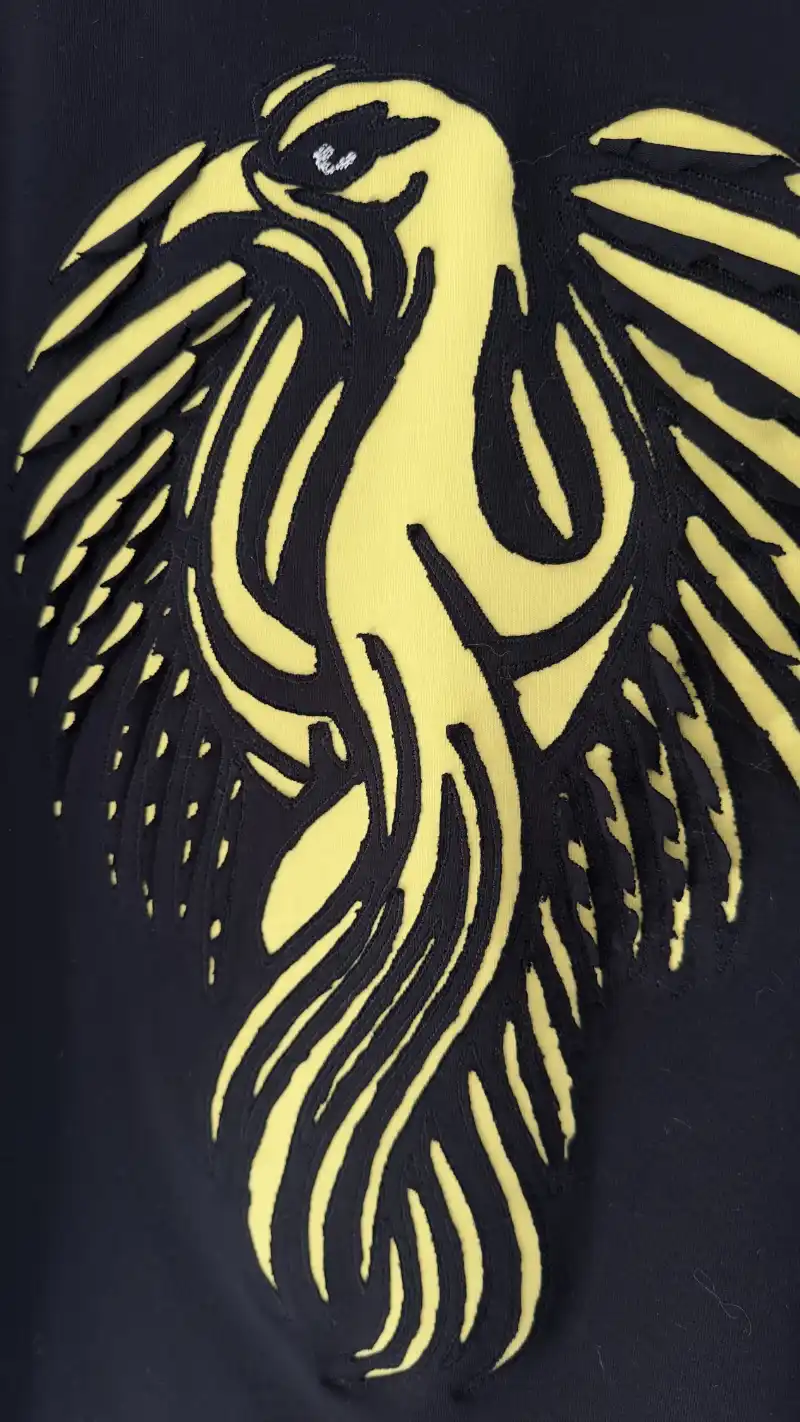 Sur mesure — Phénix, appliqué phénix taillé à la main sur jersey noir, commande privée, Migula Studio
