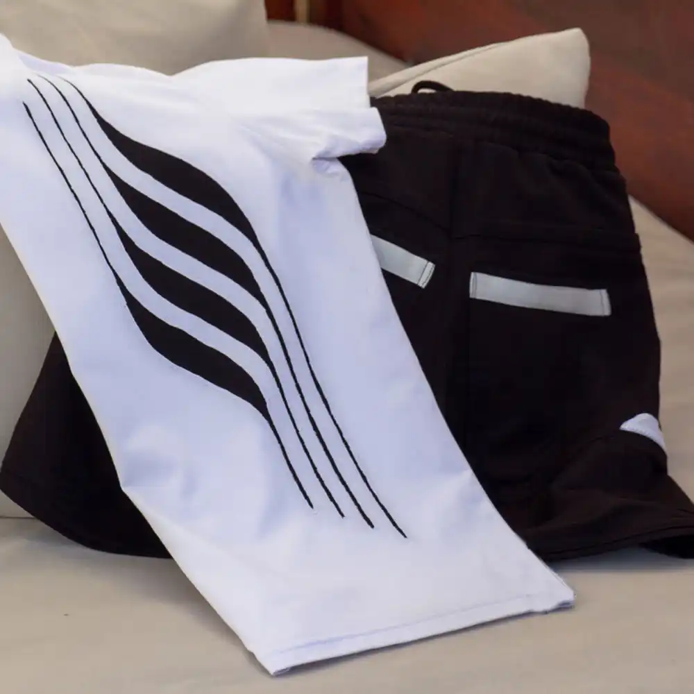Lignes de Flux — Tenue, t-shirt à motif fluide taillé à la main associé à un short, Migula Studio