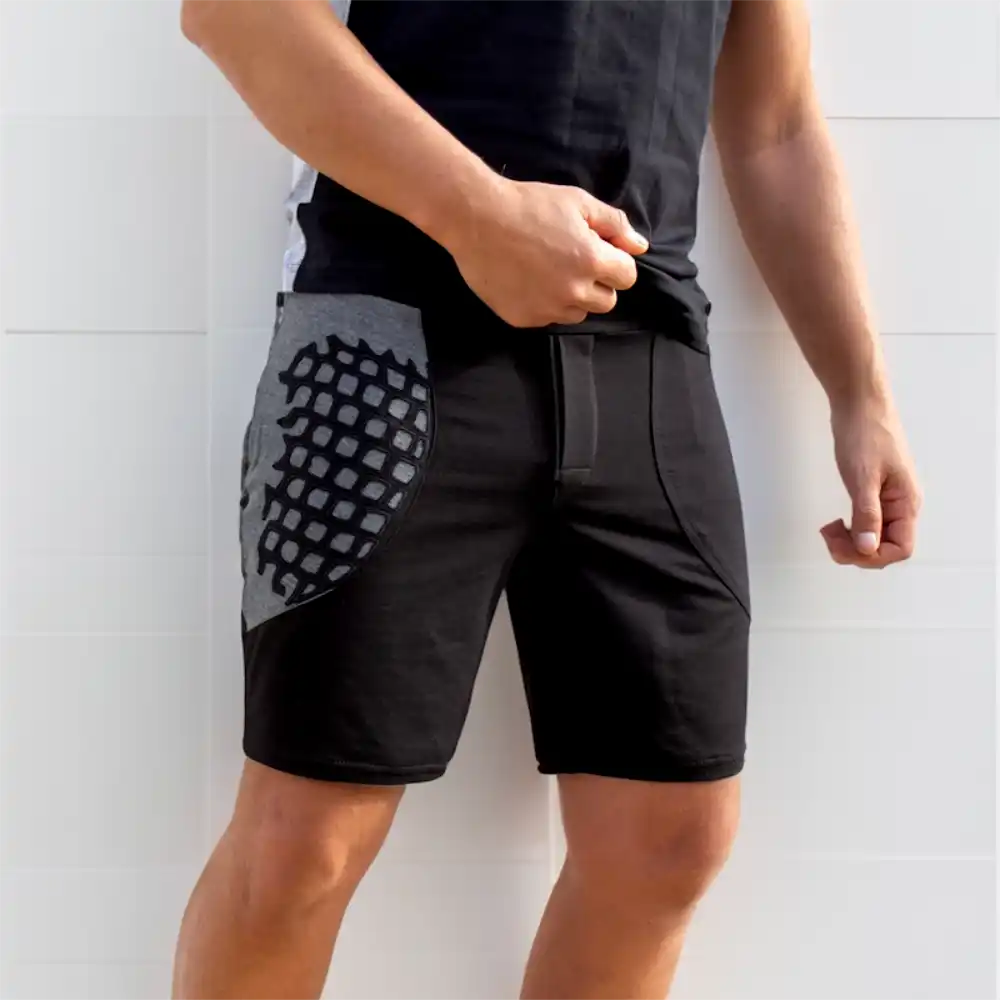 Grille — Short, panneau appliqué grille taillé à la main sur short noir, Migula Studio