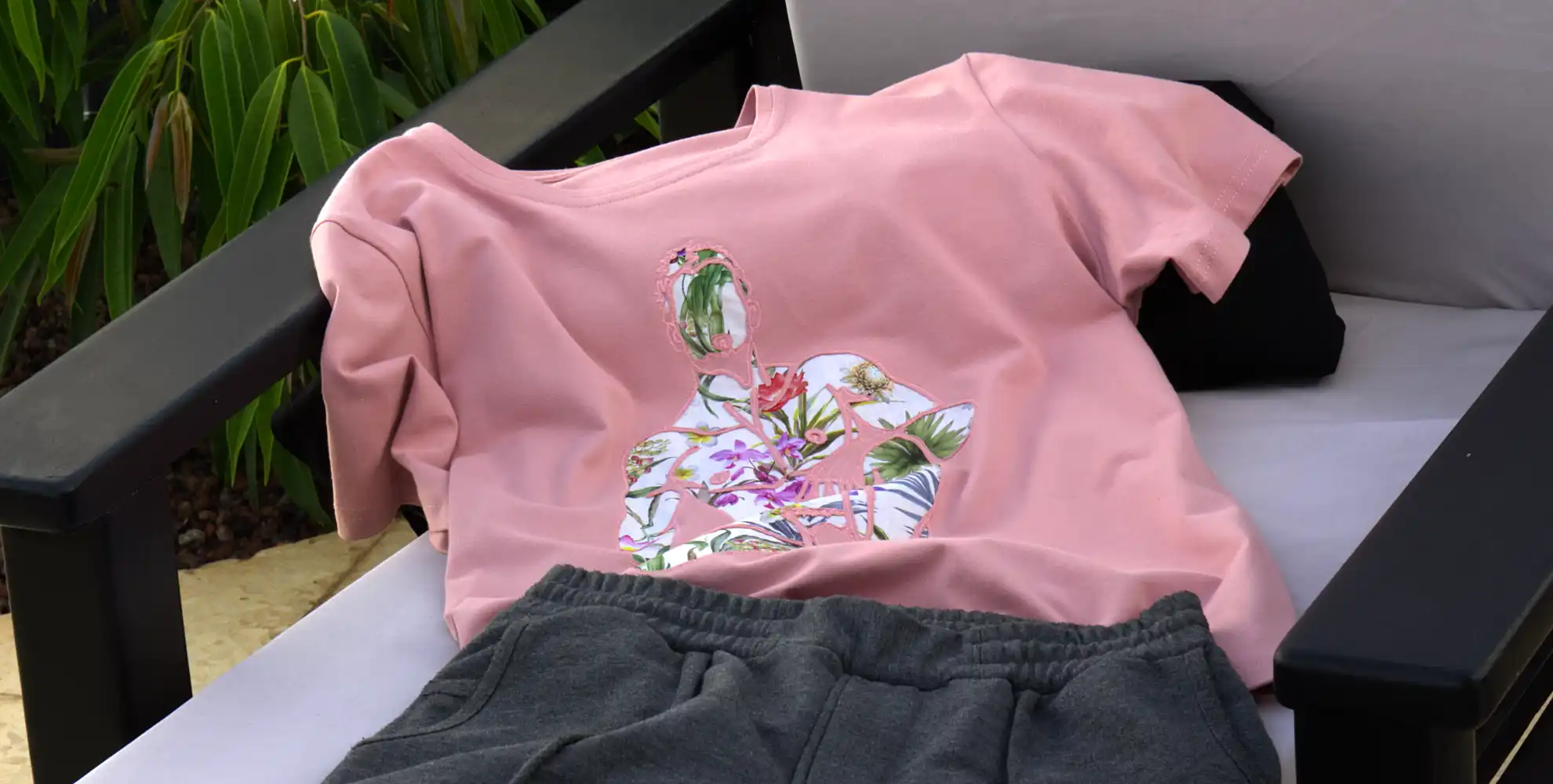 The Monolit Lock — Fingerprint, motif permanent, appliqué floral sur jersey rose, Migula Studio