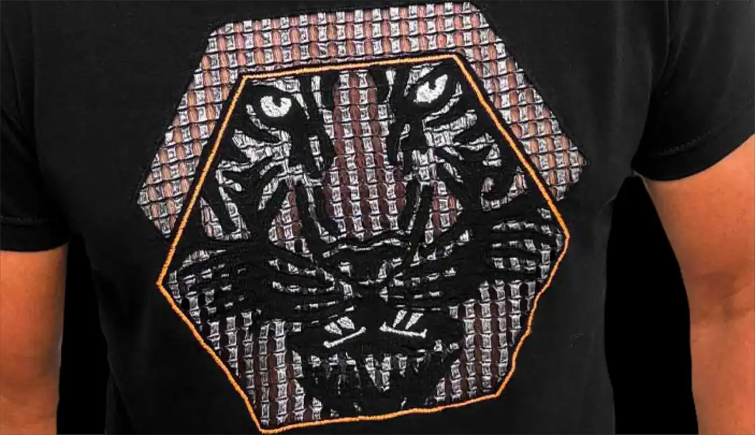 Tigre — Hexagone, broderie taillée à la main motif hexagonal sur jersey noir, pièce unique vendue, Migula Studio