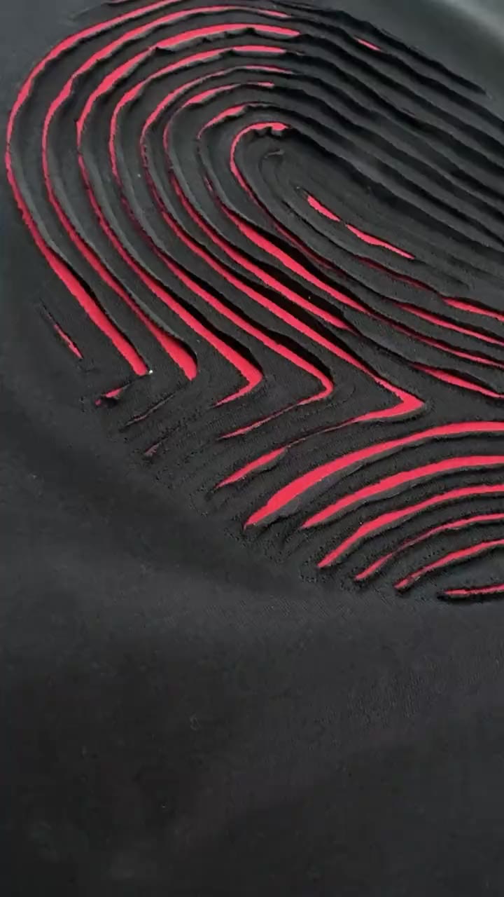 Complemento Fingerprint — pieza negra, base roja