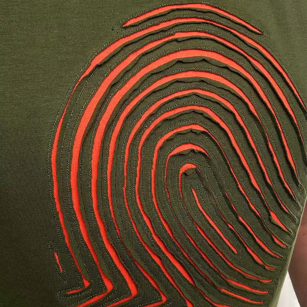 Motivo Fingerprint en verde oliva con interior cobrizo, bordado cortado a mano — Migula Studio