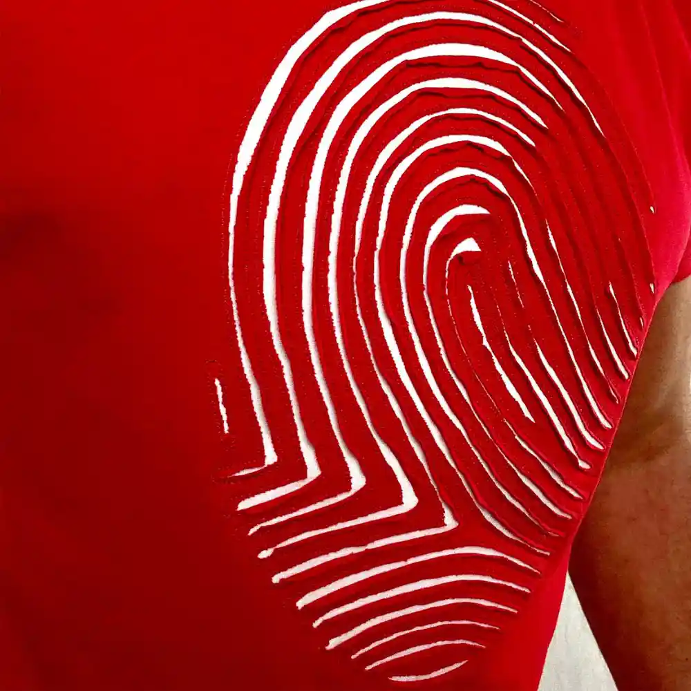 Motivo Fingerprint en rojo con interior blanco, bordado 3D cortado a mano — Migula Studio