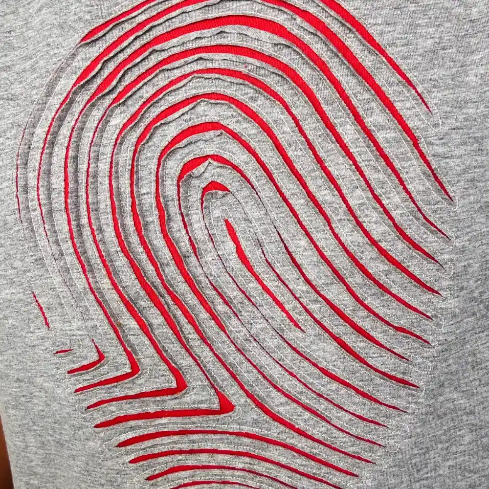 Motivo Fingerprint en blanco con interior azul marino, bordado 3D cortado a mano — Migula Studio