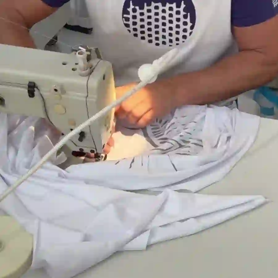Migula Studio — découpe à la main du t-shirt
